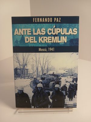 Ante las cúpulas del Kremlin Moscú 1941