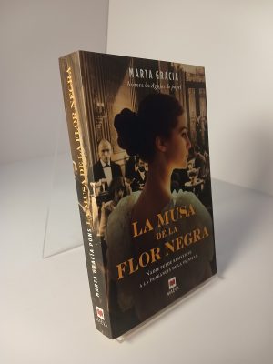 La musa de la flor negra nadie puede resistirse a la fragancia de la vainilla