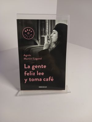 La gente feliz lee y toma café