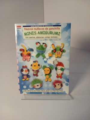 Nuevos muñecos de ganchillo - minis Amigurumi con cuentas, abalorios, cintas, botones ...