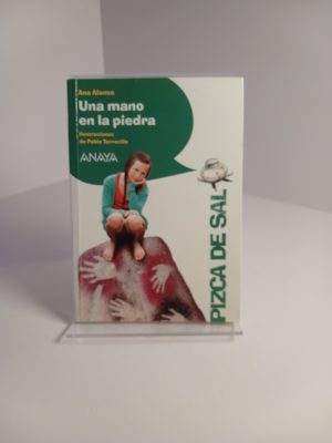 Una mano en la piedra