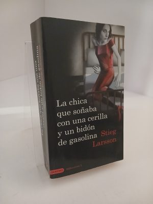 Portada de La chica que soñaba con un cerillo y un galón de gasolina