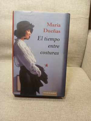 El tiempo entre costuras