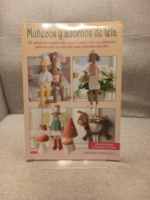 Muñecos y adornos de tela