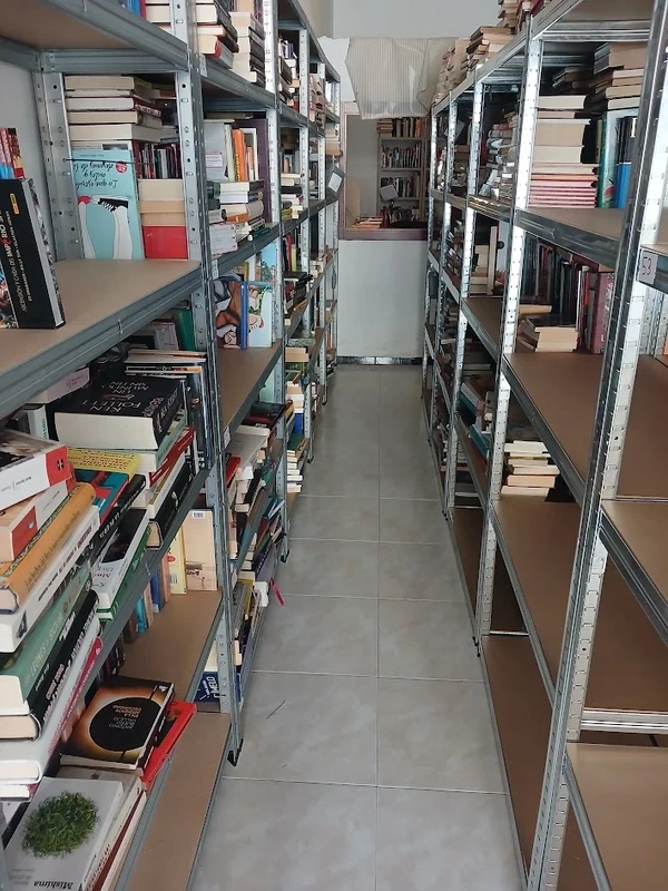 Almacén de Cazalibros con estanterías llenas de libros de segunda mano